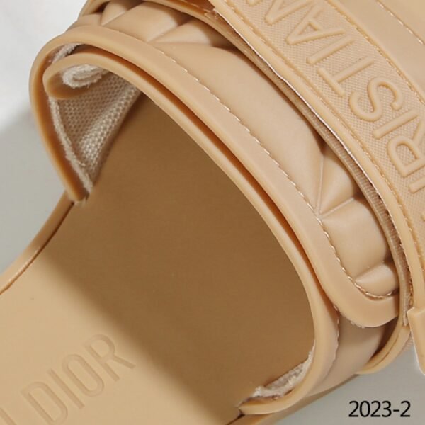 CHRISTIAN DIOR 2023-2 DIOREVOLUTION SLIDE (V) - Gambar 9